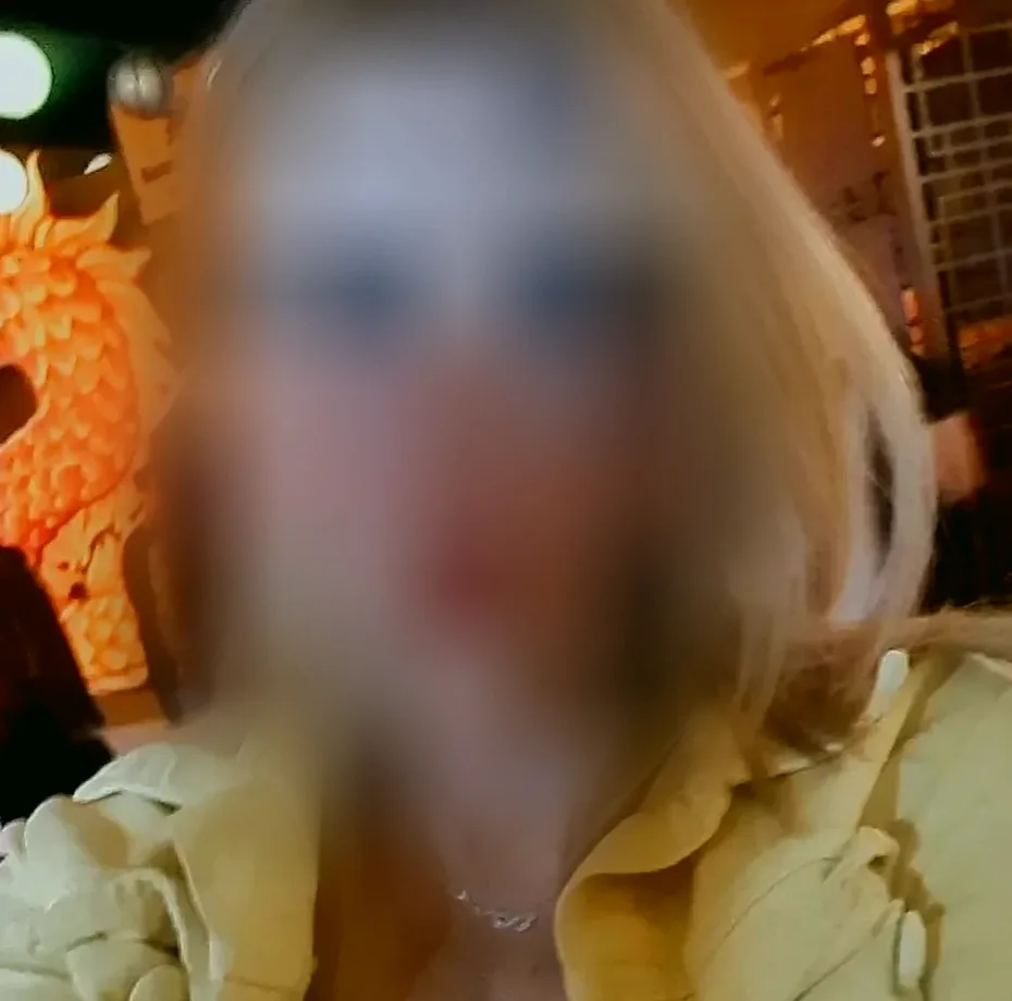 Amber, 35