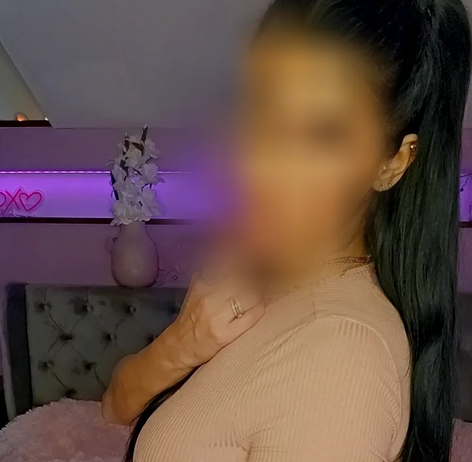 Amelia, 33