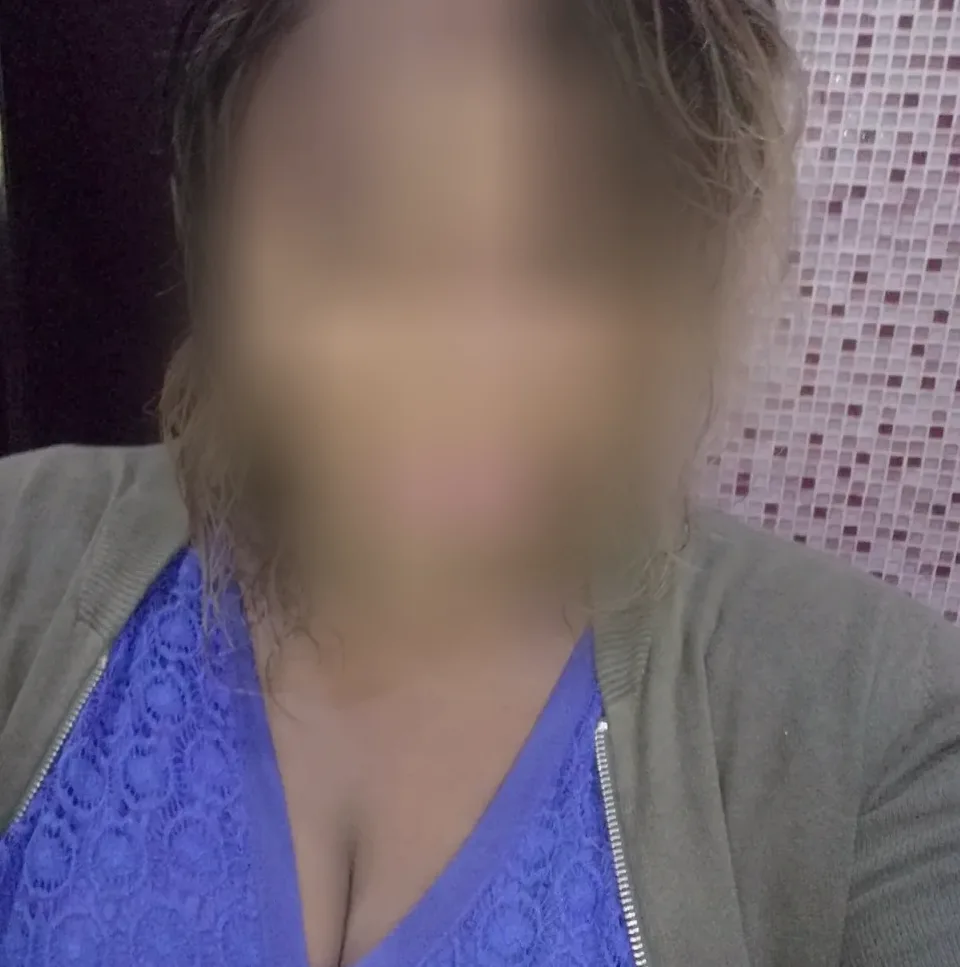 Ffion, 27