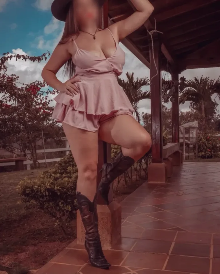 Isobel, 21